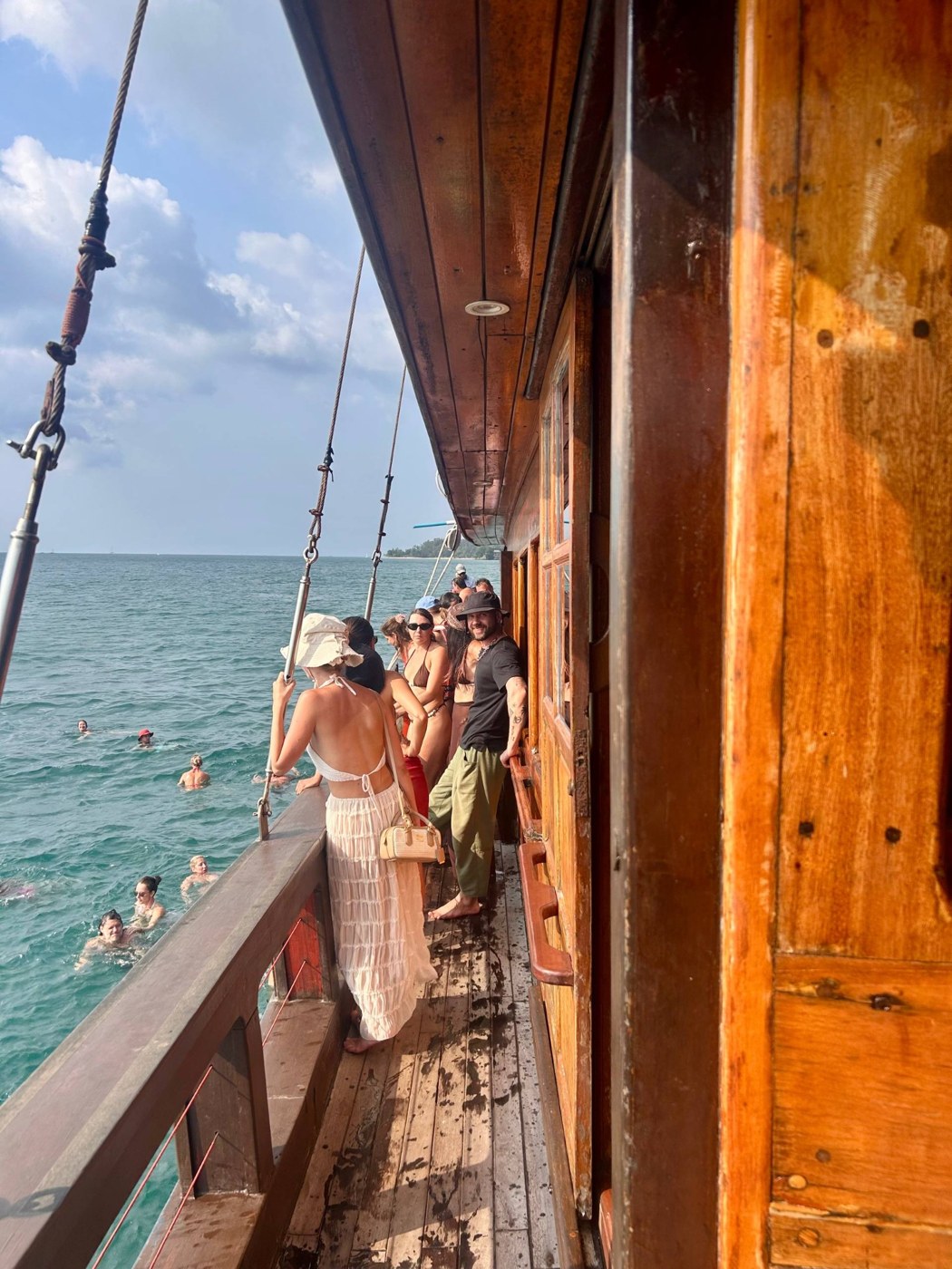 Гости на борту корабля в море